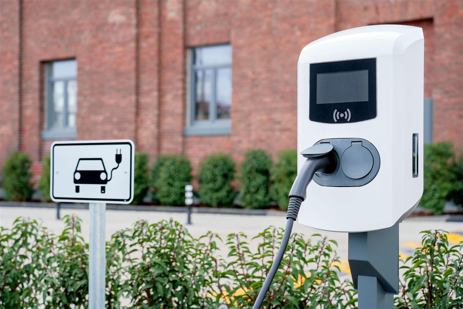 E-Mobilität Ladestation Installation – Wallbox und Ladesäulen